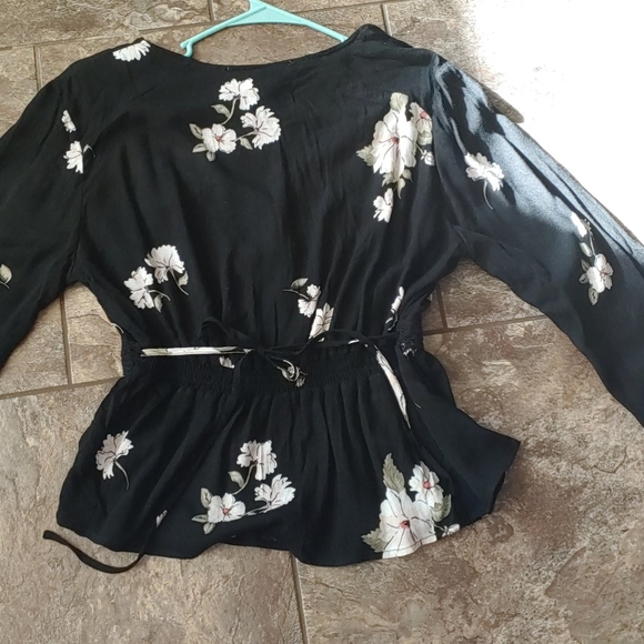 American Rag Blouse size med. - Picture 2 of 2